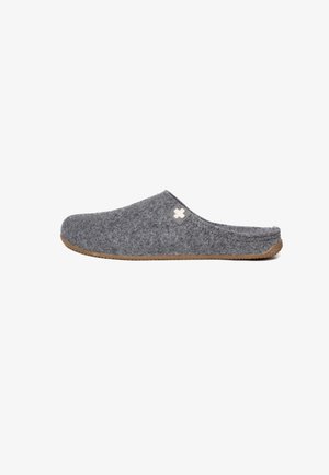 Grijze felt slipper met een ronde teen en een bruine rubberen buitenzool. Kenmerkt zich door een kleine witte kruisaccent aan de bovenkant. Zachte textuur.