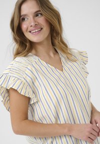 Top a rayas en amarillo, blanco y azul. Cuenta con mangas rizadas y un escote en V. Fabricado con un material ligero y texturizado.