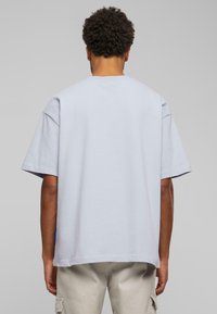 Grijze oversized t-shirt met korte mouwen, van katoen, met een rechte zoom en een zijlabel, met een zachte, gladde textuur.
