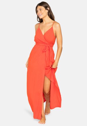 Langes rotes Kleid mit Spaghettiträgern, V-Ausschnitt, Wickeldesign, gebundenem Taillengürtel und einem hohen Schlitz auf einer Seite, aus leichtem Stoff gefertigt.