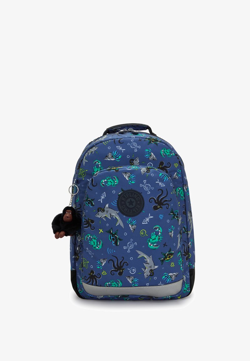 Zaino blu con motivi a tema oceanico che raffigurano squali e polpi. Include un portachiavi a forma di scimmia nera e una toppa rotonda con il logo.