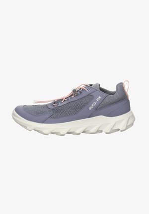 Scarpa sportiva viola con pannelli in rete e colletto imbottito e testurizzato. Presenta una suola bianca e robusta e un sistema di allacciatura regolabile.