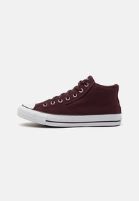 Höga burgundy kanvas sneakers med vit gummitå, svart rand längs sulan och sex ögla snörningssystem.