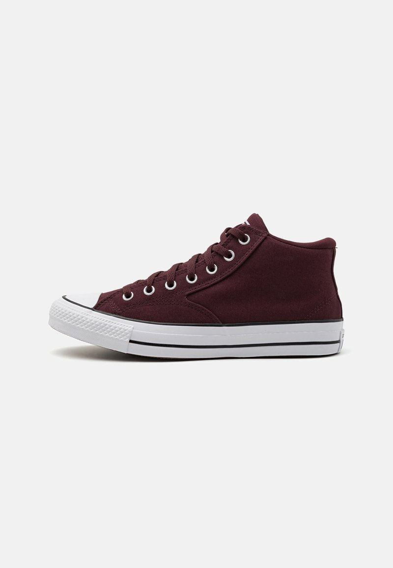 Höga burgundy kanvas sneakers med vit gummitå, svart rand längs sulan och sex ögla snörningssystem.