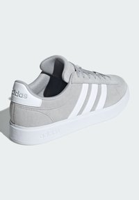 adidas Sportswear GRAND COURT 2.0 - Zapatillas de tenis para tierra batida - grey two cloud white grey two