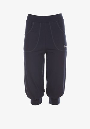 Námornícke skrátené nohavice vyrobené z elastického materiálu s dvoma prednými vreckami, elastickým pásom a rebrovanými manžetami na členkoch. Obsahujú kontrastné šitie.