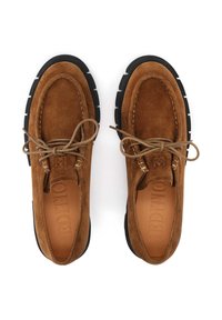 Pantofi din suede maro cu vârf rotunjit, talpă din cauciuc negru și cusături bej. Au un design cu șireturi, cu o textură moale și un stil minimalist.