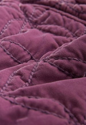 Prošívaná látka v tmavě fialové barvě s výraznými vzory šití; má měkkou texturu a vrstvené záhyby pro bohatý, hmatový vzhled.