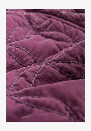 Prošívaná látka v tmavě fialové barvě s výraznými vzory šití; má měkkou texturu a vrstvené záhyby pro bohatý, hmatový vzhled.