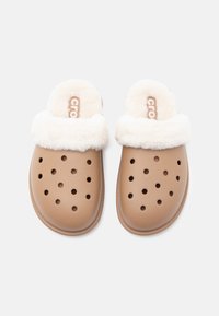 Ζευγάρι καφέ καστόρι με αεραγωγούς και λευκή αφράτη επένδυση σε λευκό φόντο, προβαλλόμενο από πάνω.