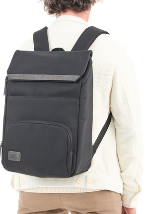 Schwarzer Rucksack aus strapazierfähigem Material mit einer Fronttasche, Klappe oben und verstellbaren Riemen. Glatte Textur mit grauen Akzenten.