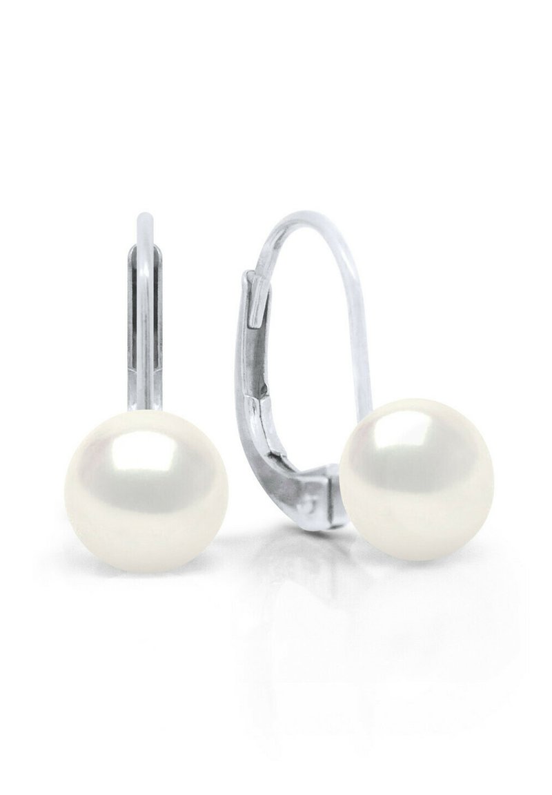 Witte pareloorbellen met zilveren metalen hardware. Ronde parels, gladde textuur, gemonteerd op leversluitingen. Eenvoudig en elegant ontwerp.