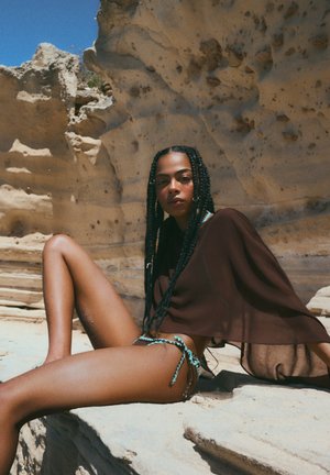 Bershka, FLOWING SEMI-SHEER ASYMMETRIC - CAPE - Pláštenka - dark brown