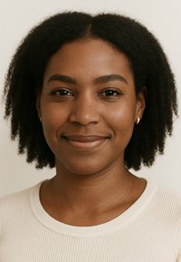 En person med lockigt svart hår, iklädd en ljus beige ribbad tröja. De har diskreta guldörringarna och ett neutralt uttryck.