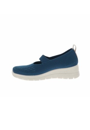 Zapato Mary Jane azul de punto con tira elástica, suela acolchada blanca y lengüeta en el talón, diseñado para la comodidad y el uso informal.