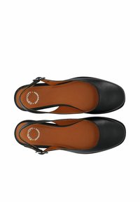 Scarpe slingback in pelle nera con punta rotonda, soletta beige e cinturino regolabile con fibbia. Texture liscia e design minimalista.