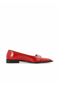 Scarpa flat in patent rosso con punta affilata, dotata di una fascia decorativa con dettagli di occhielli e un tacco basso nero.