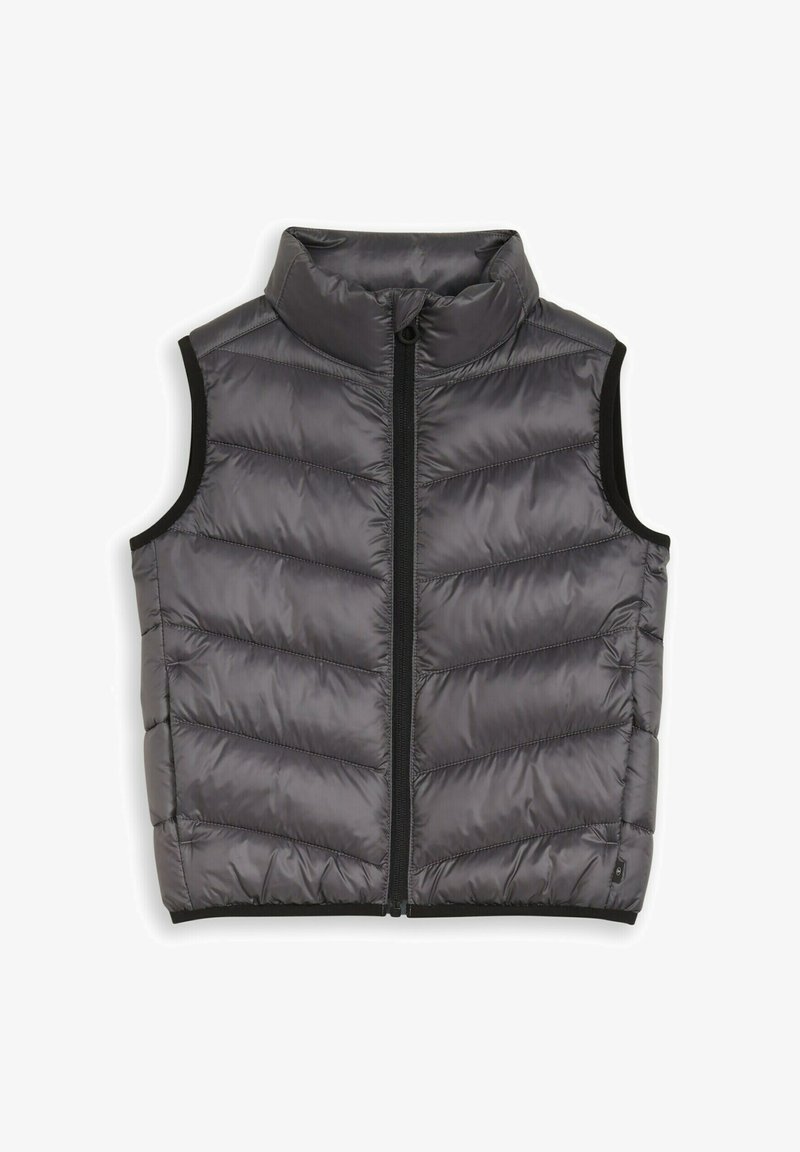 Mouwloos donkergrijs donzen vest met een ritssluiting aan de voorkant en een hoge kraag, met horizontale doorgestikte naden en een zwarte bies rond de armsgaten en zoom.