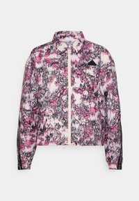 Giacca leggera con zip, caratterizzata da un motivo astratto rosa e nero, colletto alto e orlo con cordino. Include dettagli neri a contrasto sui polsini.