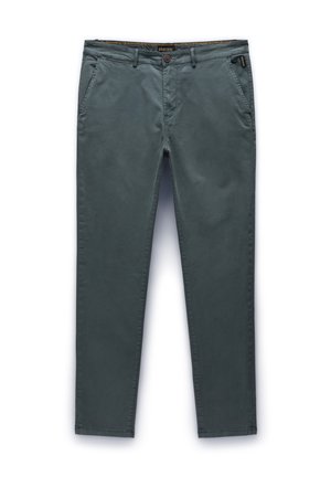 Pantalones chinos en verde oscuro, con una suave tela de mezcla de algodón, diseño tradicional de cinco bolsillos y cierre de un solo botón.