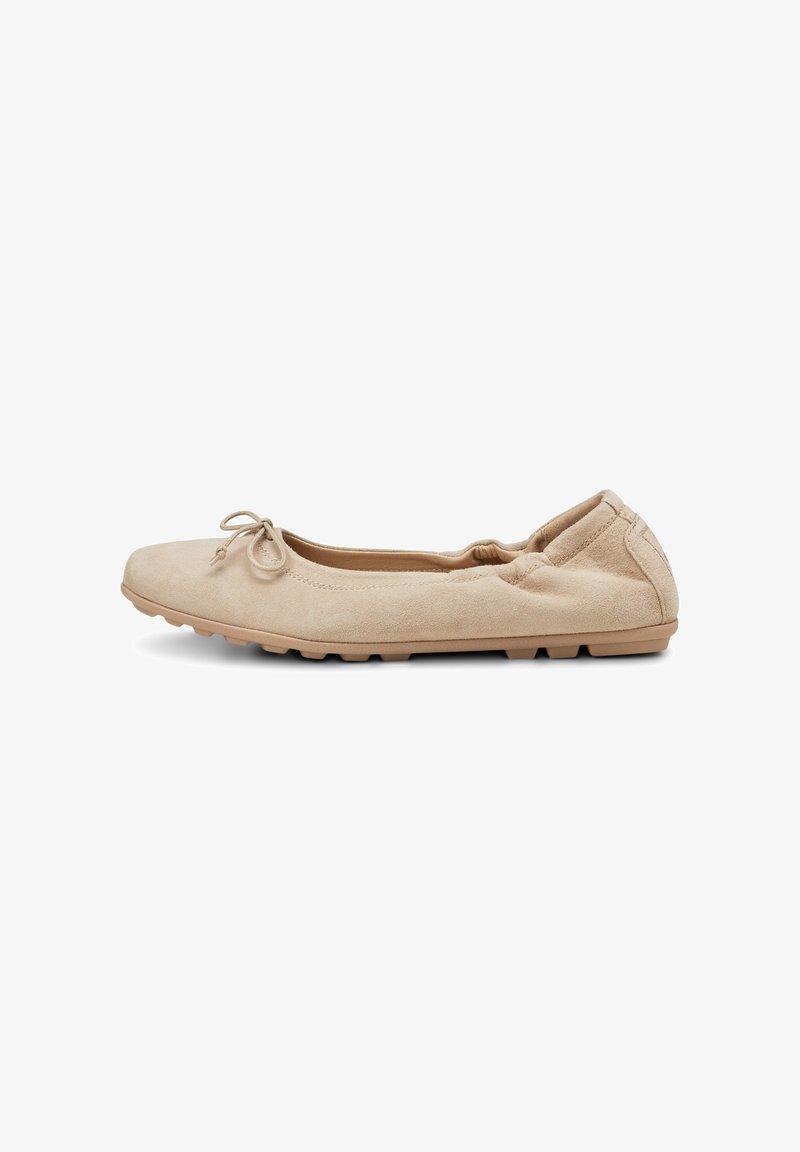 Ballerine plate en daim beige avec bout arrondi, petit nœud à l'avant, talon élastiqué et semelle en caoutchouc texturée antidérapante.