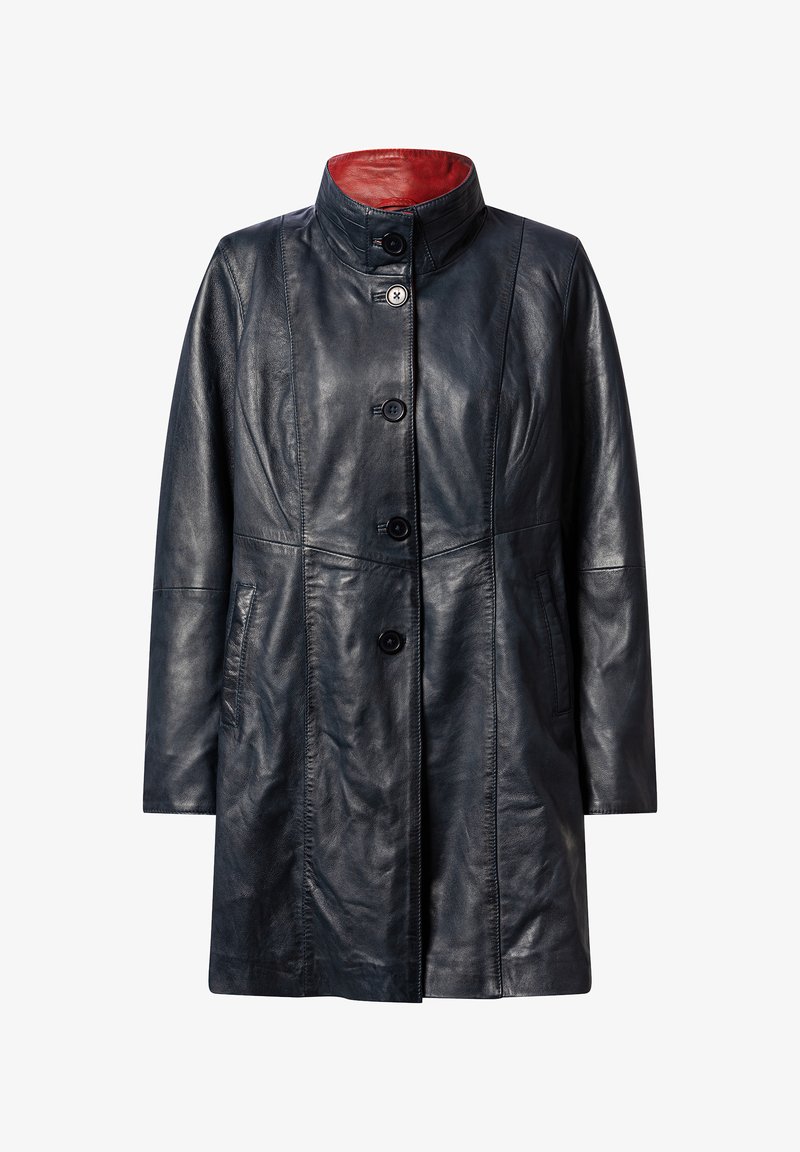 Zwarte leren jas met hoge kraag, vijf knopen aan de voorkant en twee zijzakken; heeft een rode voering voor contrast.