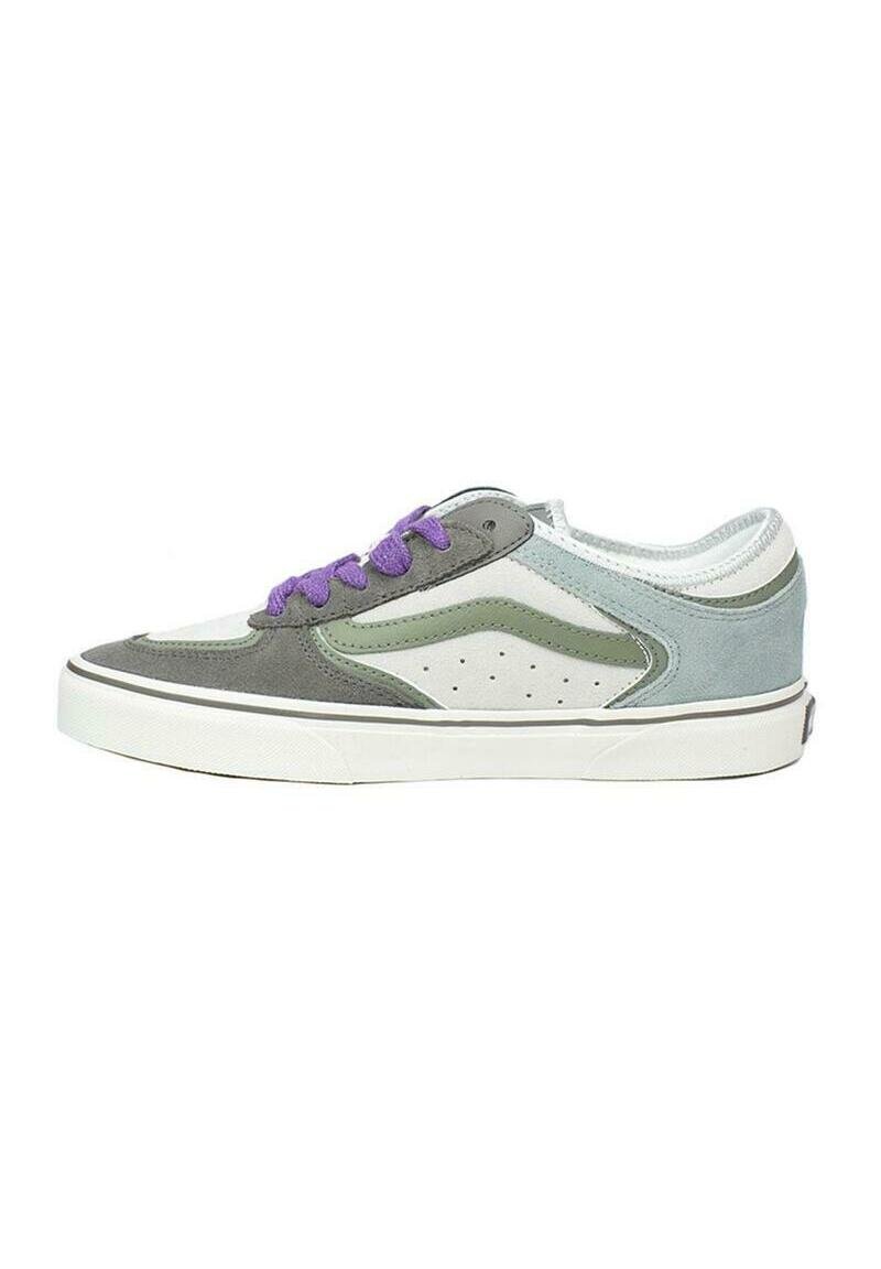 Zapatillas gris y verde con cordones morados, que cuentan con materiales de ante y tela, una suela de goma blanca y detalles perforados en el lateral.