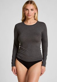 Langarm shirt in antracietgrijs gemaakt van zachte katoen, met een ronde halslijn en een smalle pasvorm, gecombineerd met zwarte bikinionderdelen met een hoge taille.