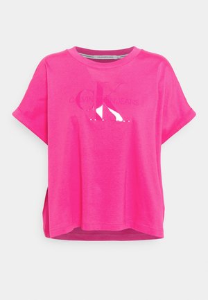 Jasnoróżowa, krótka koszulka z krótkim rękawem i okrągłym dekoltem, z podwiniętymi rękawami i subtelnym logo Calvin Klein Jeans nadrukowanym na piersi.