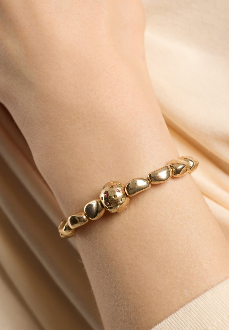 Bracelet en or avec des perles rondes et polies, orné d'un charm sphérique décoratif orné de pierres précieuses colorées.