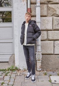 Tommy Jeans - ALASKA  - Bunda z prachového peří - black Miniatura obrázku 1