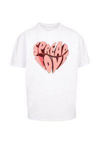 Hvid bomulds t-shirt med et pink hjerte design og teksten "SPREAD LOVE" i fed, legende skrifttype. Korte ærmer, rund halsudskæring.