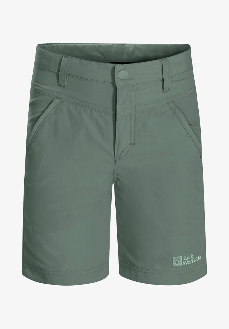 Vihreät shortsit kevyestä kankaasta, joissa on nappikiinnitys, kaksi etutaskua ja logo oikeassa alakulmassa.
