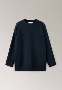 Pull en maille bleu marine foncé à manches longues avec poignets, ourlet et col côtelés présenté sur un fond clair neutre.