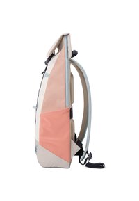 Hátizsák, amely multiszínű mintával rendelkezik bézs, barack és világoskék árnyalatokban. Állítható pántokkal, oldalsó zsebbel és texturált részletekkel van ellátva.