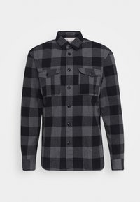 Svart och grå rutigt flanellskjorta med långa ärmar, knapppfront, två bröstfickor och krage.