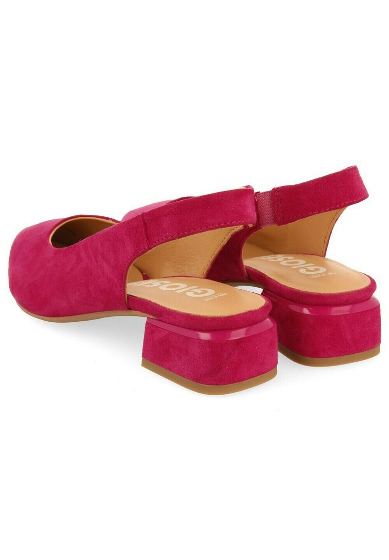 Fuchsia Wildleder-Slingbacks mit runder Zehenform, Ausschnittdetails und einem klobigen, glänzenden pinken Absatz. Texturierte und glatte Kontraste im Design.