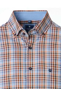 Button-down-Hemd mit Karomuster in Blau, Orange und Braun. Es hat einen spitzen Kragen und ein Brustlogo auf der linken Seite.