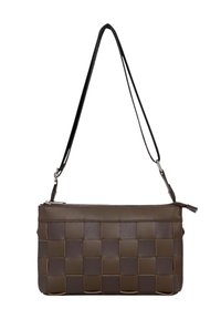 Brązowa skórzana torba o plecionej fakturze, z zamkiem błyskawicznym i odczepianym czarnym paskiem. Wymiary około 30 cm szerokości.