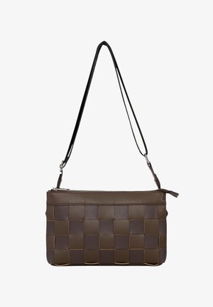 Bruine leren tas met een geweven textuur, voorzien van een ritssluiting en een afneembare zwarte riem. Afmetingen ongeveer 30 cm breed.