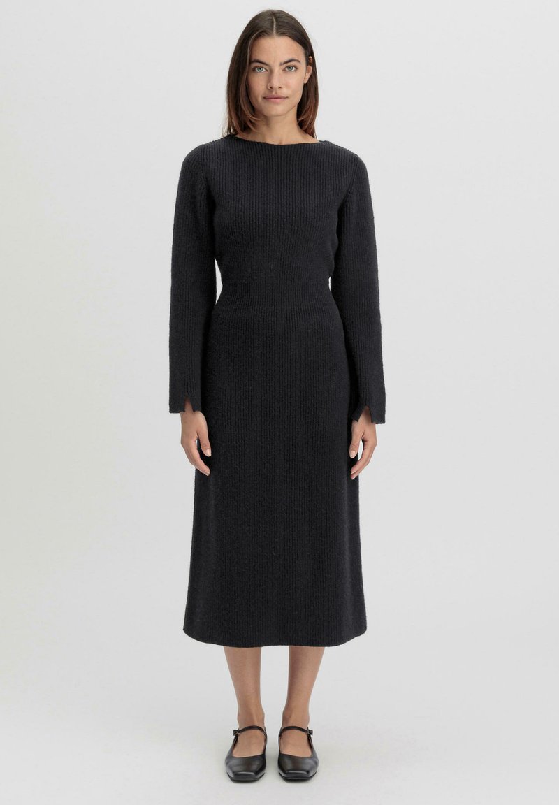 Langärmliges, geripptes Strickkleid in Dunkelgrau, mit einem Boot-Ausschnitt und einer taillierten Taille, die bis zur Midi-Länge reicht. Strukturierter Stoff.