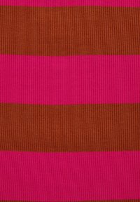 Ribota auduma ar horizontālām svītrām spilgti rozā un brūnā krāsā. Tekstūra ir maiga ar vienmērīgu rakstu un spilgtu krāsu kontrastu.