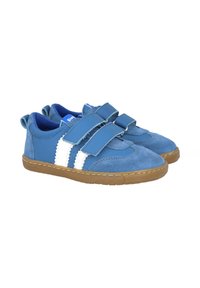 Zapatillas deportivas azules de ante y cuero, con dos rayas blancas, correas de velcro y una suela de goma marrón. Diseño de punta redondeada.