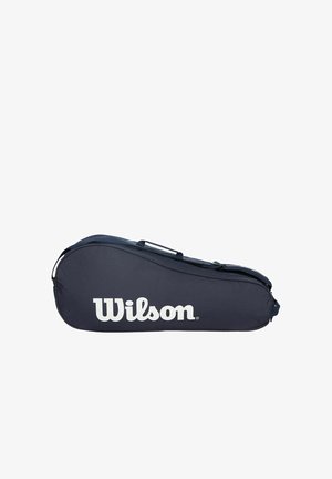 Zwarte Wilson tennistas met ritssluiting en handvat, weergegeven tegen een witte achtergrond.