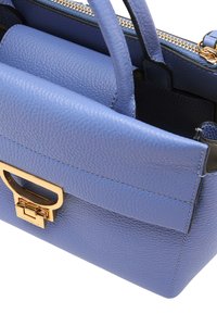 Borsa strutturata in pelle blu chiaro testurizzata con dettagli in oro. Presenta manici corti e un particolare di chiusura anteriore.