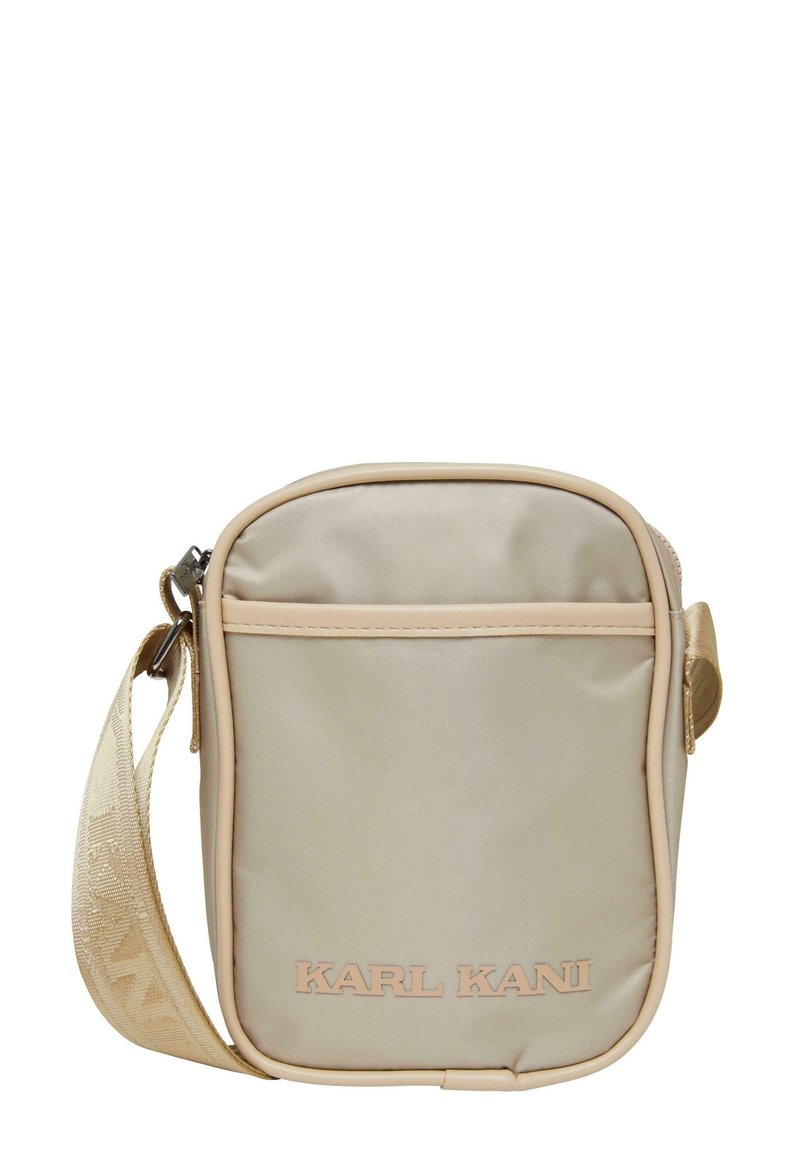 Borsa a tracolla in nylon beige con forma rettangolare, chiusura con zip, tasca frontale e tracolla intrecciata. Nome del marchio "KARL KANI" in lettere impresse.
