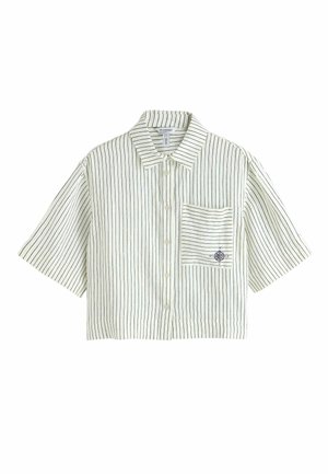 Biały krótki top z cienkimi czarnymi pionowymi paskami, zapinany na guziki z przodu, z kołnierzykiem i kieszonką z małym emblematem kompasu.