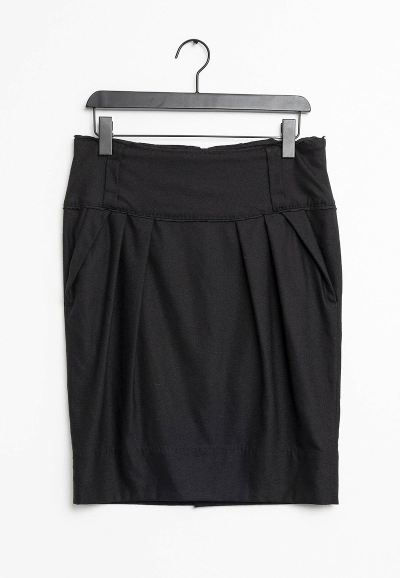 Musta kynähame, joka on tehty sileästä kankaasta ja siinä on jämäkkä vyötärö. Edessä laskokset ja helma laskeutuu polven yläpuolelle. Ripustettu koukkuun.