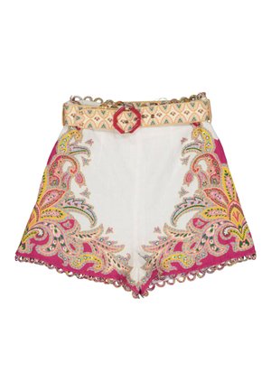 Witte shorts met roze, gele en groene paisley-borduur en een bijpassende riem met een rode zeshoekige gesp.
