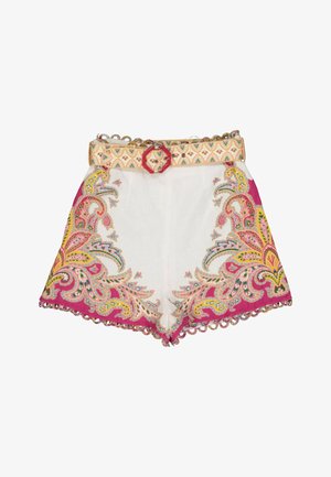 Short blanc avec broderie paisley rose, jaune et verte et ceinture assortie à motif avec une boucle hexagonale rouge.